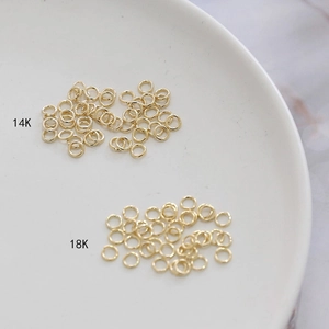 Dettaglio di anellini aperti placcati in oro 14K e 18K per accessori gioielli DIY