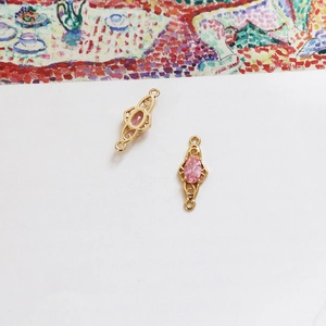 Vergoldeter Vintage-Blattanhänger mit rosa ovalem Zirkon und zwei Verbindungsringen