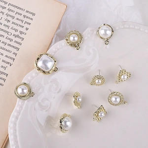 Französischer Vintage-Stil Perlenohrringe und Goldlegierung DIY Schmuckzubehör auf Teller