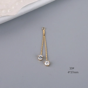 Dettaglio di pendenti dorati 4x37mm con zirconi cubici per la creazione di gioielli fai da te