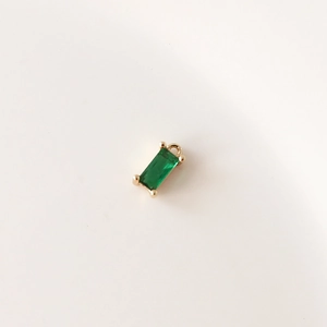 Colgante rectangular de circón verde esmeralda con baño de oro y enganche