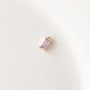 Colgante rectangular de circón violeta claro con engaste dorado para joyería artesanal