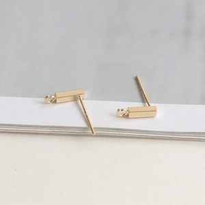 Vue macro de boucles d'oreilles rectangulaires dorées avec anneau pour bijoux DIY