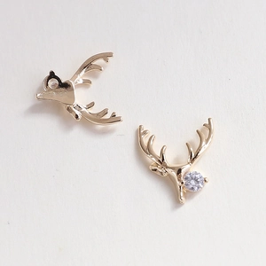 Exquisite golden deer horn nail art charm featuring a brilliant round cubic zirconia accent