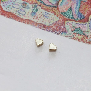 Perles de charme en forme de cœur doré mat avec trous pour bijoux personnalisés