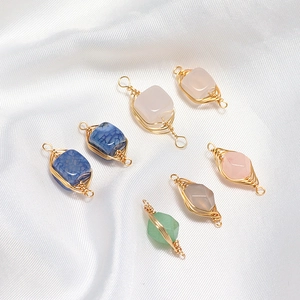 Set van zes kleurrijke met draad omwikkelde natuurstenen hangers voor DIY sieraden