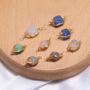 Detailweergave van handgemaakte koperdraad gewikkelde edelsteen hangers voor DIY-sieraden maken