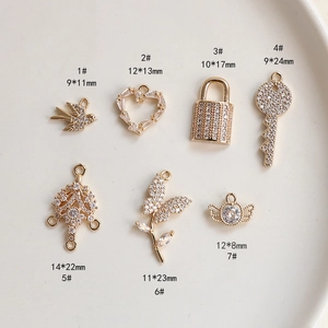 Vue détaillée de divers pendentifs en zircon plaqué or avec dimensions pour la bijouterie