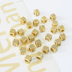 Perline a Cubo con Lettere dell'Alfabeto Placcate in Oro con Zirconia Intarsiata Perline Charm Cubiche per Creazione di Gioielli DIY