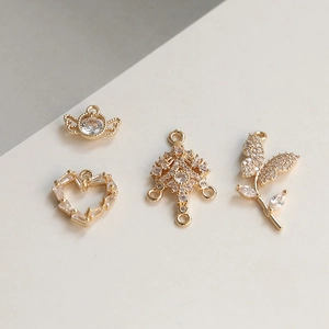 Pendentifs dorés avec cristaux incluant cœur ailé et fleurs pour création de bijoux