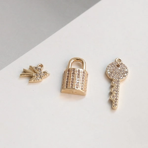 Pendentifs oiseaux, cadenas et clés plaqués or avec zircons pour la création de bijoux