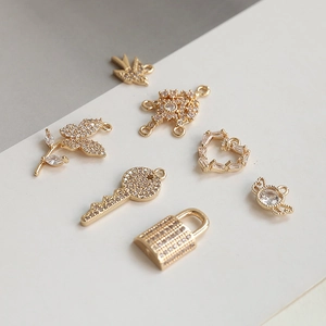 Pendentifs dorés sertis de zircons en forme de cœur et clé pour création bijoux DIY