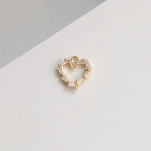 Détail d'un pendentif en forme de cœur avec zircons pour la création de bijoux DIY