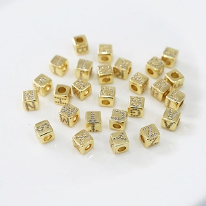 Macro di perline a forma di lettera placcate in oro con zirconi per gioielli fai da te