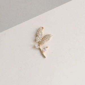 Pendentif papillon détaillé avec placage d'or et zircone pour la création de bijoux DIY