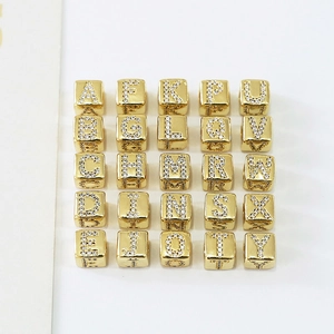 Macro di perline quadrate dorate con lettere in zirconi per creazione di gioielli DIY