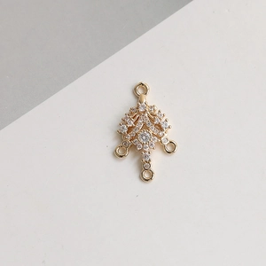 Détail d'un pendentif plaqué or serti de zircons avec quatre anneaux de jonction