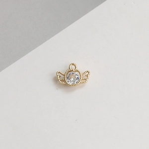 Vue détaillée du pendentif ailes d'ange dorées avec zircon pour création de bijoux DIY