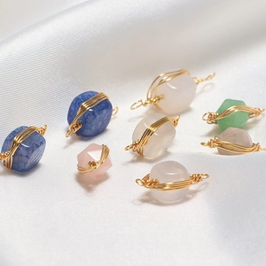 Set van 8 handgemaakte hangers van gouddraad en edelsteen voor het maken van eigen sieraden