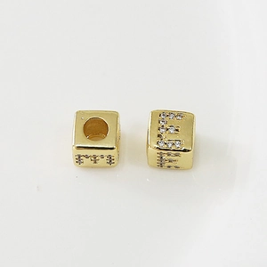 Macro di perline quadrate placcate in oro con lettera E in zircone per gioielli fai da te
