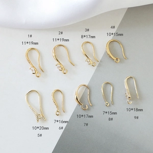 Detalle de ganchos para pendientes chapados en oro con circonitas para joyería DIY