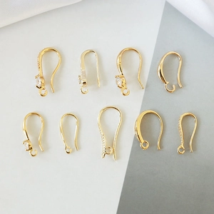 Detalle de ganchos para pendientes bañados en oro de 18k con circonitas para joyas DIY