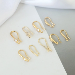 Detalle de ganchos para pendientes DIY bañados en oro con circonitas para joyería