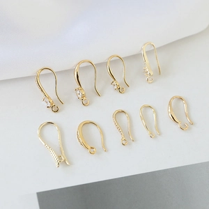 Detalle de ganchos para pendientes chapados en oro de 18k con circonitas para joyería DIY