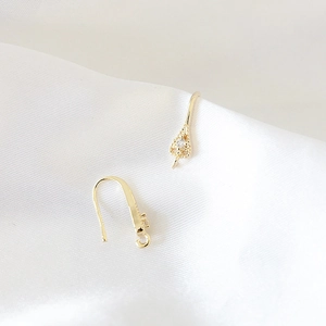 Detalle de ganchos para pendientes bañados en oro con circón para joyería DIY