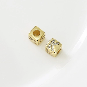 Perla cubo dorata con lettera K in zircone per gioielli fai da te e bracciali