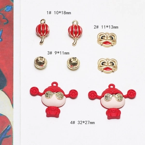 Detalle de colgantes de aleación para joyería DIY con motivos de león y farolillo