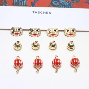 Vista macro de dijes de cabeza de león y linternas rojas para joyería artesanal