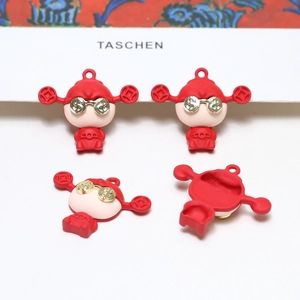 Vista detallada de dijes del Dios de la Fortuna rojo con gafas para joyería de bricolaje