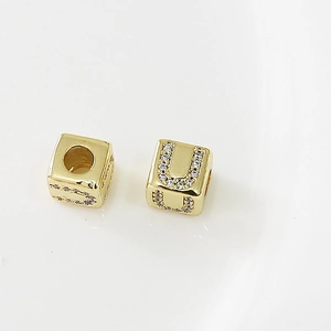 Charm a cubo dorato con foro largo e lettera U con zirconi per gioielli fai da te