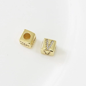 Perla quadrata dorata con lettera V in zircone per creazione di gioielli fai da te