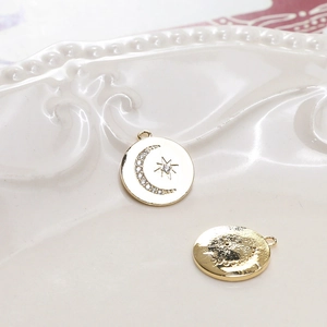 Detailaufnahme des goldenen Stern-Mond-Anhängers mit Zirkonia-Inlay für DIY-Schmuck