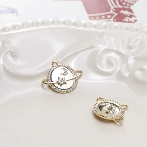 Makroaufnahme goldener Himmelsanhänger mit Sternen und Monden für DIY-Schmuck