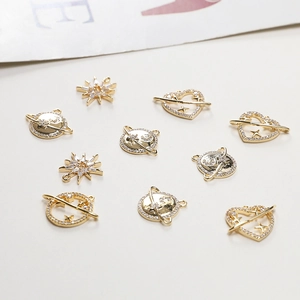 Vergoldete Himmelsanhänger mit Sternen und Planeten, besetzt mit weißem Zirkon für Schmuck