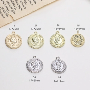 Macro detail van vintage muntbedeltjes in goud en zilver voor DIY kettingen