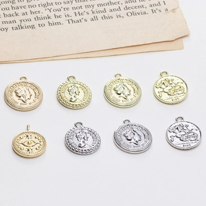 Acht vintage munt hangers in goud en zilver voor DIY sieraden maken close-up weergave