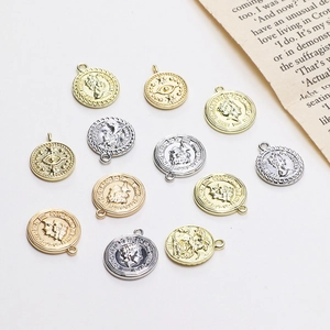Gedetailleerd macrobeeld van vintage muntbedeltjes in goud zilver en roségoud
