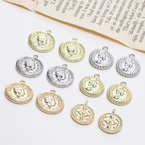 Detail van vintage muntbedels met portret- en oogmotieven voor DIY-sieraden maken