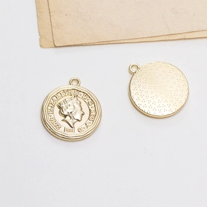 Macro detail van Elizabeth II munt hanger met vintage portret en matte textuur