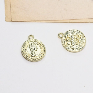 Detail van vintage gouden munt hangers met koningin Elizabeth II en Sint Joris