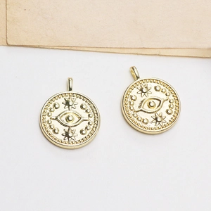 Detailopname van vintage gouden muntbedels met boze oog en sterrenstraal patronen