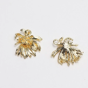 Vue macro détaillée de breloques tournesols dorées avec textures de pétales en relief pour bijoux