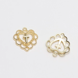 Détail de breloques cœur et croix évidées dorées pour accessoires bijoux DIY