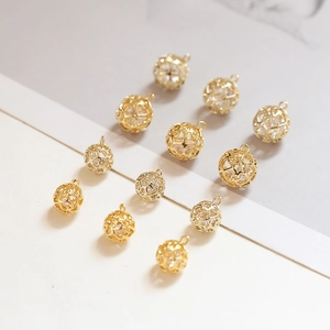 Ciondolo a Sfera Rotonda con Motivo a Cuore Traforato in Rame Placcato Oro con Intarsio in Zirconia Accessorio per Gioielli Fai-da-te