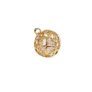 Pendente a sfera traforata con cuori placcato oro 18k e cristallo lucente interno