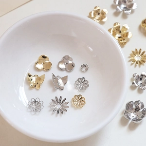 Verschiedene gold- und silberfarbene Perlenkappen für DIY-Schmuckherstellung